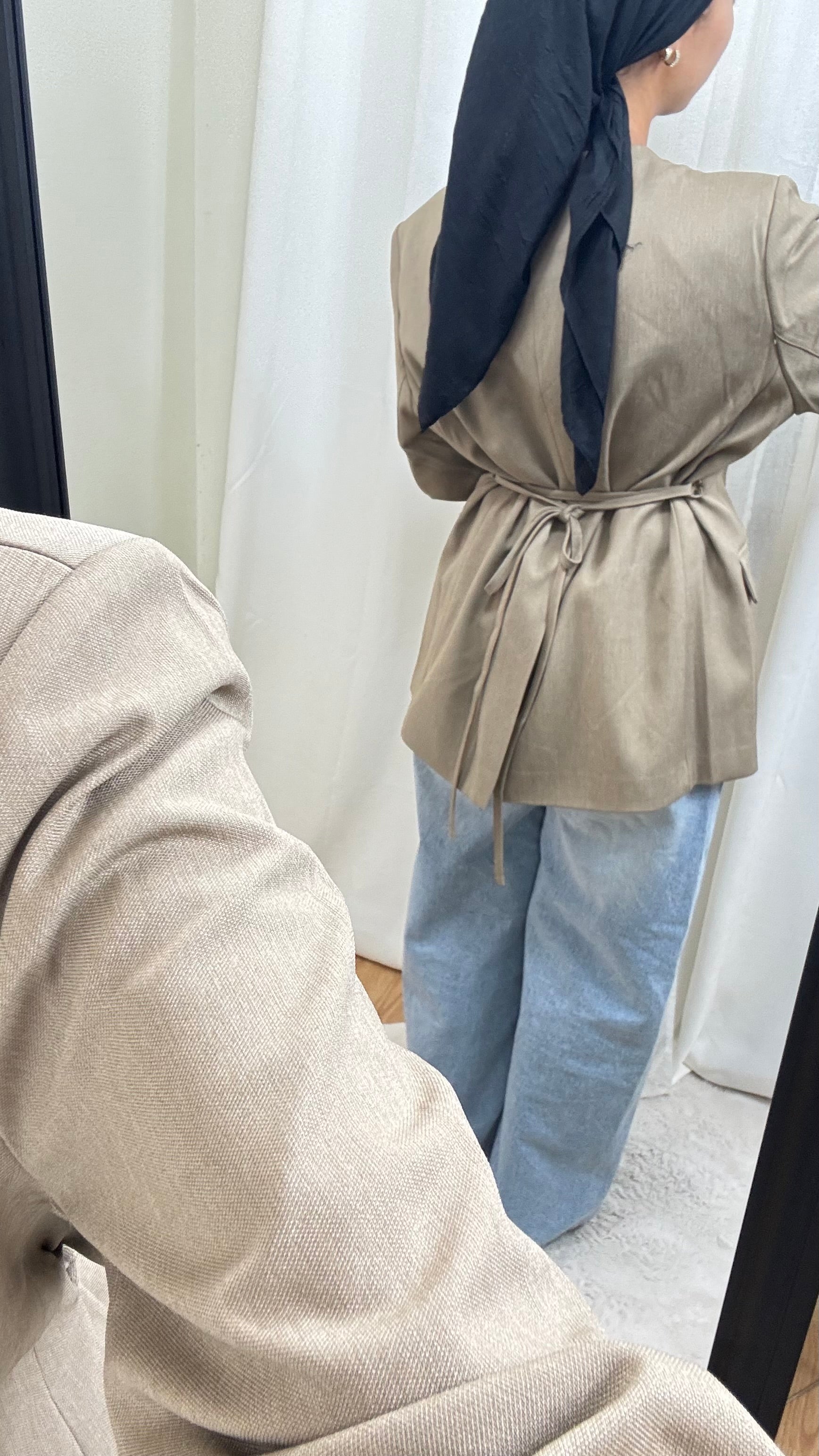 BLAZER CINTRÉ AVEC CEINTURE AU DOS - BEIGE