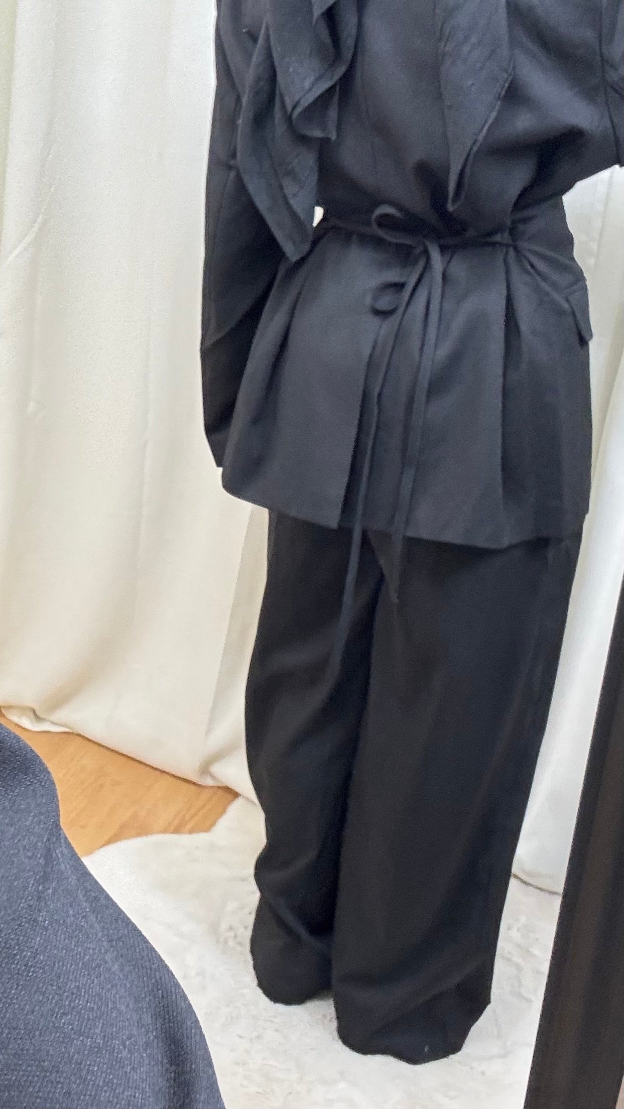 BLAZER CINTRÉ AVEC CEINTURE AU DOS - NOIR