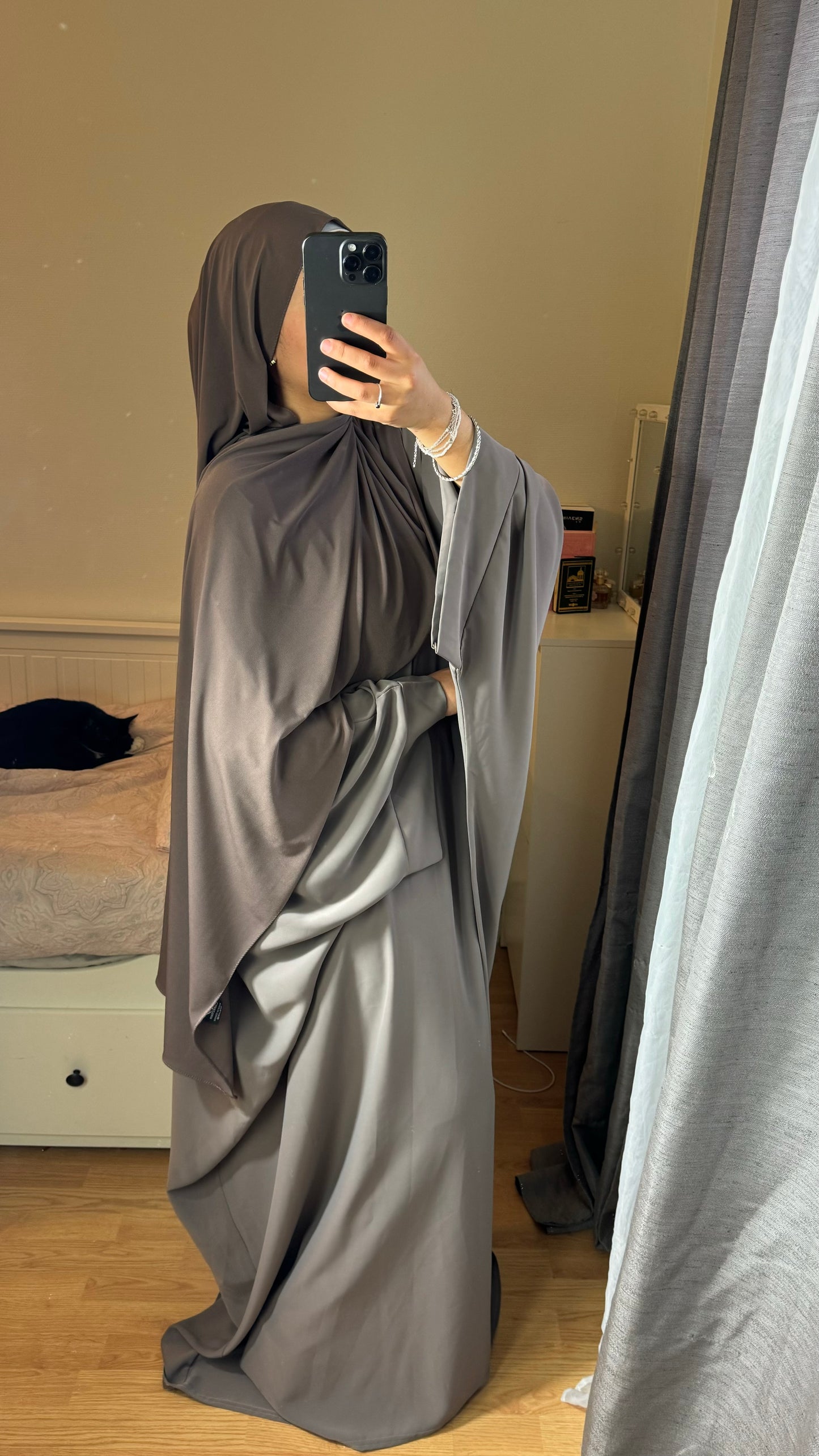 ABAYA SAOUDIENNE ELEGANCE - TAUPE CLAIR