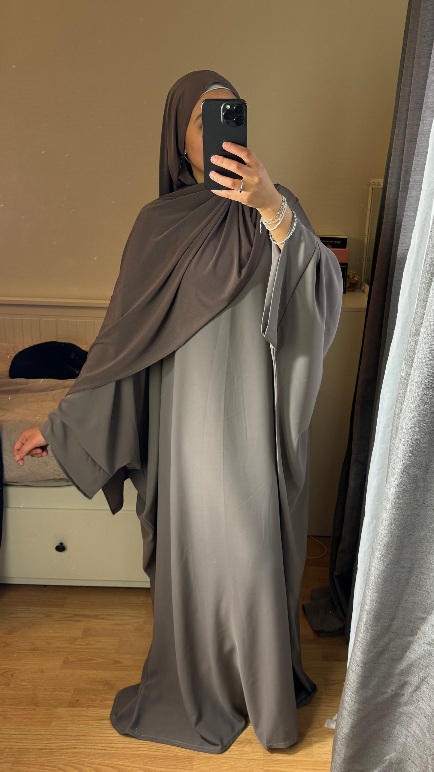 ABAYA SAOUDIENNE ELEGANCE - TAUPE CLAIR